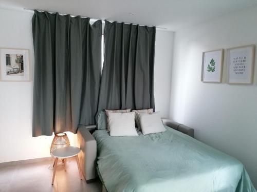 sypialnia z zielonym łóżkiem i oknem w obiekcie Rent & Relax: Vitrabelle w mieście Lommel