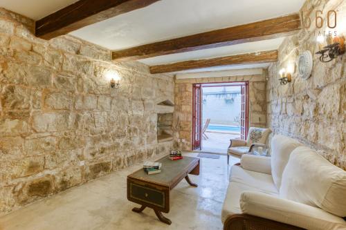 Posezení v ubytování Charming 4BR House of Character with private pool By 360 Estates