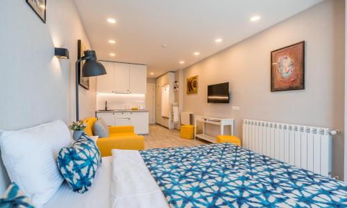 een slaapkamer met een bed en een woonkamer bij Lolo Apartment in Goedaoeri