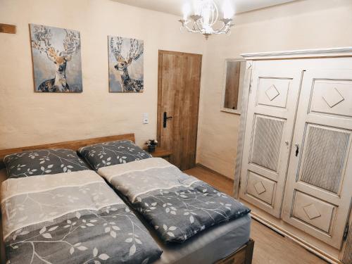 um quarto com duas camas e uma porta em Landhausstil Familienferienwohnung Florentine em Bad Klosterlausnitz