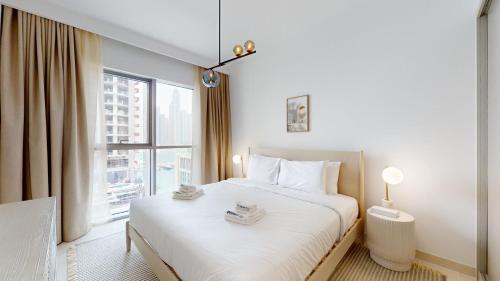 Postel nebo postele na pokoji v ubytování Primestay - 1BR Beach Isle, Dubai Harbour