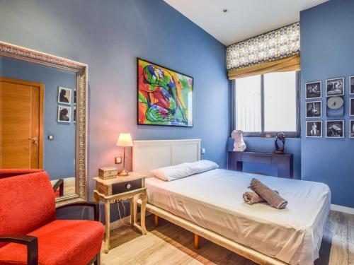 1 dormitorio con cama, silla y espejo en apartamento para 6 personas en madrid rio, en Madrid