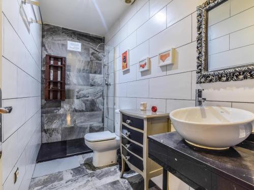 馬德里的住宿－apartamento para 6 personas en madrid rio，一间带水槽、卫生间和淋浴的浴室