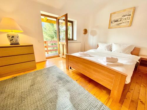 ein Schlafzimmer mit einem großen Bett und einem Fenster in der Unterkunft Vila Titulescu in Sinaia
