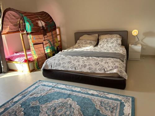 A bed or beds in a room at فلة التاله مدينة الملك عبدالله الاقتصادية للعوائل فقط قريبه من النادى التأله استخدام النادى