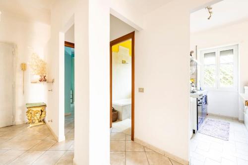 - deux vues sur une salle de bains aux murs blancs dans l'établissement Massy & Alex house intero appartamento, à Rome