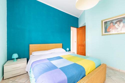 - une chambre dotée d'un lit avec un mur bleu dans l'établissement Massy & Alex house intero appartamento, à Rome