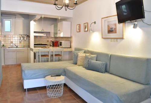 a living room with a couch and a kitchen at Simatos αpARTments & Studios in Lassi