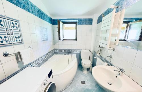 y baño con bañera, aseo y lavamanos. en Vila Titulescu, en Sinaia