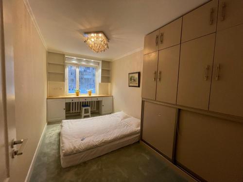 een kleine kamer met een bed en een keuken bij Two-Bedroom Apartment in Ulaanbaatar
