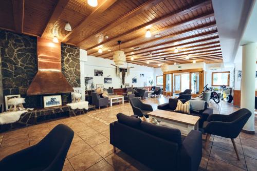 Un lugar para sentarse en Pohorje Village Wellbeing Resort - Wellness & Spa Hotel Bolfenk