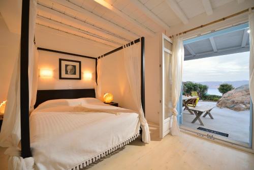 Ένα ή περισσότερα κρεβάτια σε δωμάτιο στο Villa Princess 5 4Bed with Small Tub Panormos Beach