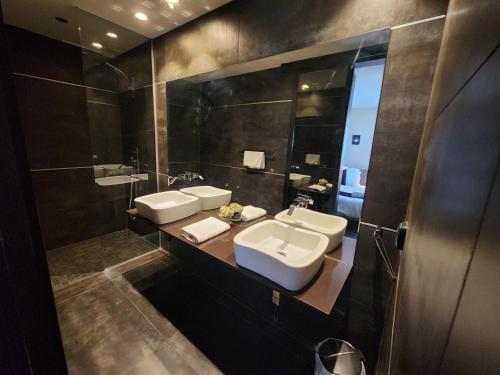 ein Badezimmer mit zwei Waschbecken und zwei Spiegeln in der Unterkunft YalaRent Haven villa with private pool and jacuzzi in Eilat