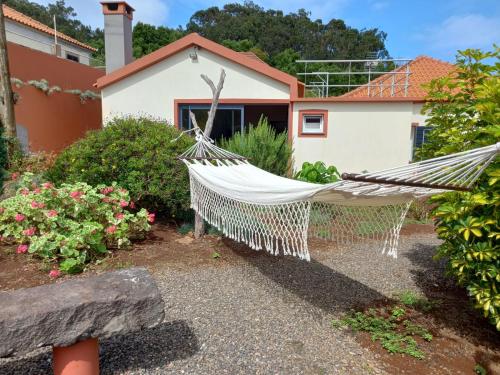 a hammock in the yard of a house at Casa da Montanha in Salão