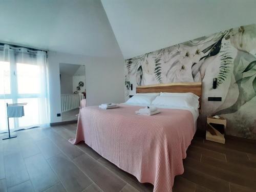 a bedroom with a large bed with a pink blanket at Casa Rita M & R in Lires