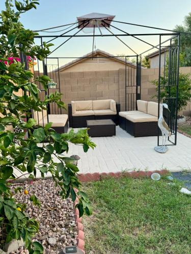 Κήπος έξω από το Cozy Private room with Shared bathroom Inside a house
