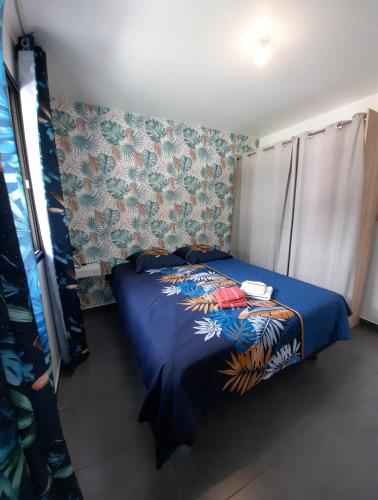 Giường trong phòng chung tại Villa-appart PAILLE EN QUEUE Tevelave-Les Avirons