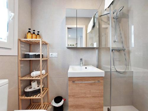 uma casa de banho com um lavatório e um chuveiro em Casita de la Suerte em Medina-Sidonia