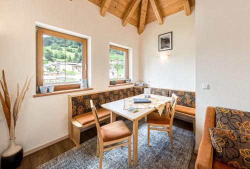 a dining room with a table and chairs at Appartements Am Burgsee in Ladis