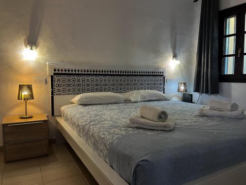 Playa del AguilaにあるAmazing Apartment Altamar 2のベッドルーム1室(大型ベッド1台、タオル付)