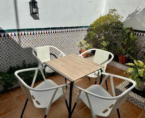 a table and chairs on a patio with plants at Fuengirola Casa Centro Mar y Sol in Fuengirola