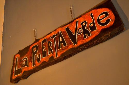 Ein Zeichen, das la provence hängt an einer Wand in der Unterkunft La Puerta Verde in Humahuaca
