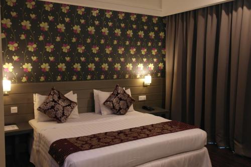 Una cama o camas en una habitación de De Hotel Ipoh