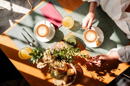 uma mesa com duas xícaras de café em cima em Hotel Finca Los Abetos em Córdoba