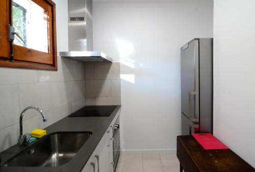 uma cozinha com um lavatório e um frigorífico em Apartamento FRITZ em L'Estartit