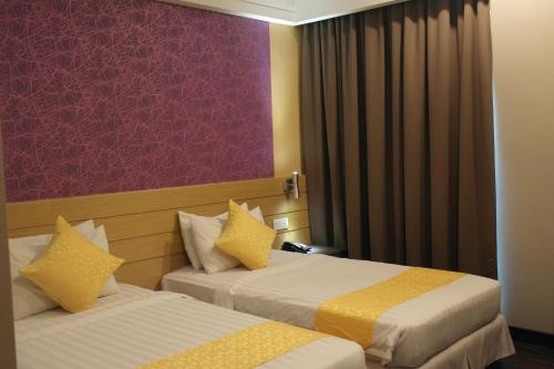 Una cama o camas en una habitación de De Hotel Ipoh