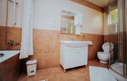 La salle de bains est pourvue d'un lavabo et de toilettes. dans l'établissement City Hill Hotel, à Bujumbura