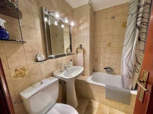 Amatxo Maitia Amplio piso en zona residencial في بلباو: حمام مع حوض وحوض استحمام ومرحاض