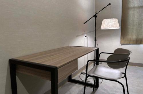 uma secretária e uma cadeira num quarto em Hanaguri-しまなみ海道スマート旅館 em Ikata
