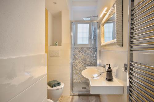 ein kleines Bad mit einem Waschbecken und einem WC in der Unterkunft HOUSE 46 in Florenz