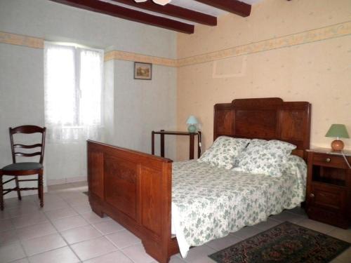 1 dormitorio con cama, escritorio y silla en Bidaous en Hontanx