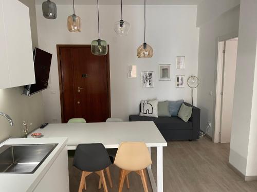 Il comprend une cuisine et un salon avec une table et des chaises. dans l'établissement Cozy home close to the city center, à Rome