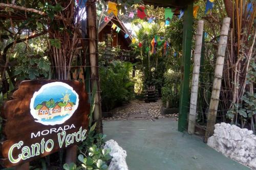 ein Schild am Eingang eines Gartenzentrums in der Unterkunft Chalé de Madeira nr01 - Exuberante Flora e Fauna - IMBASSAI in Imbassai
