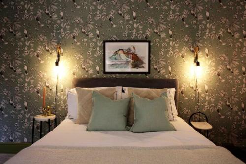 מיטה או מיטות בחדר ב-Lincoln Apartment freshly renovated common views