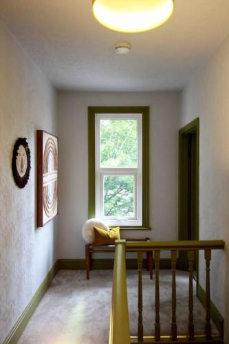 a living room with a bench and a window at The Tree House, quiet neighbourhood in Lincolnshire