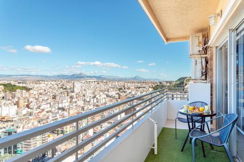 balcón con vistas a la ciudad en Sky Suites Alicante, en Alicante