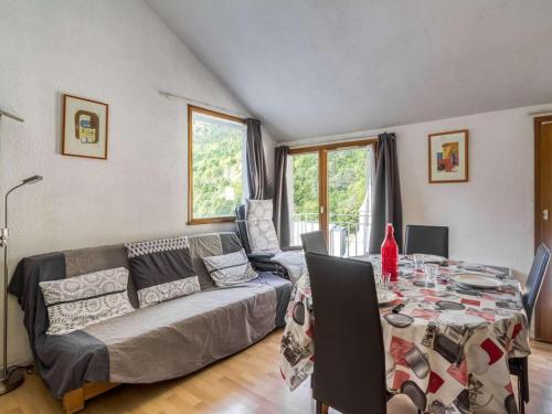 un salon avec un canapé et une table dans l'établissement Duplex cosy 6 pers, 2 ch, balcon, parking, près des pistes à Barèges - FR-1-403-9, à Barèges