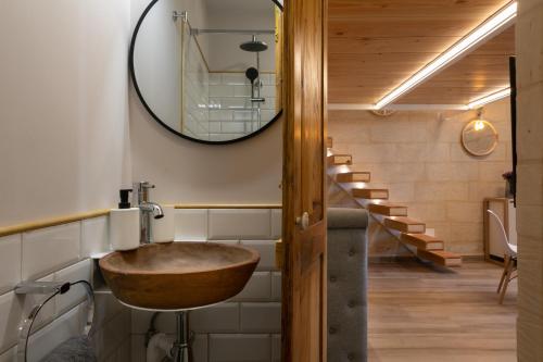y baño con lavabo de madera y espejo. en Harbour View Lofts, en Senglea