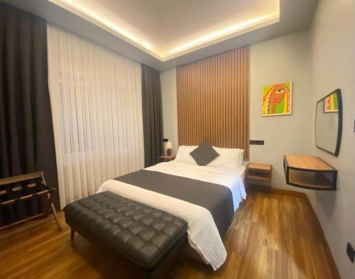 Un pat sau paturi într-o cameră la sahar sultan hotel