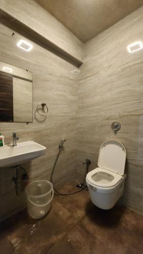 La salle de bains est pourvue de toilettes et d'un lavabo. dans l'établissement Ocean view, à Mumbai