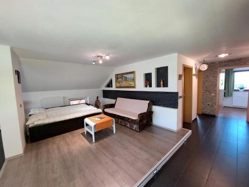 uma sala de estar com uma cama e uma mesa em Countryside Apartment Agnes em Šentjošt nad Horjulom