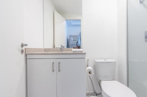 a bathroom with a toilet and a sink and a mirror at Setin Downtown Praca da Sé by Viva - Prédio completo com piscina perto de estação de metrô no Centro de São Paulo in Sao Paulo