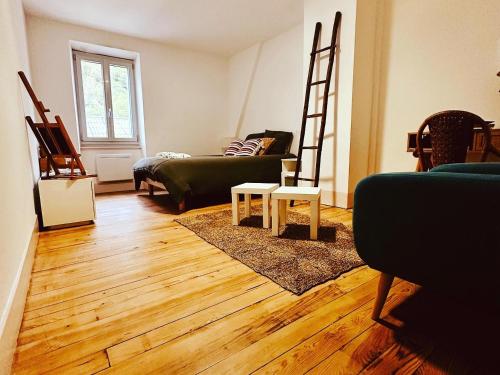AMPLE Conciergerie في Cierp: غرفة معيشة مع أريكة وطاولة