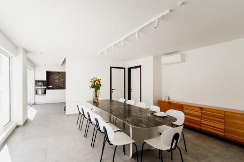 - une salle à manger avec une table et des chaises dans l'établissement Befour Vakantiewoning, à Aalst