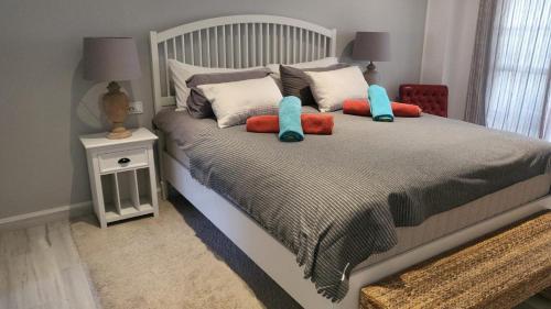 um quarto com uma cama com dois bichos de peluche em Luxurious Three Bedroom Duplex Apt Close to Beach em Fuengirola