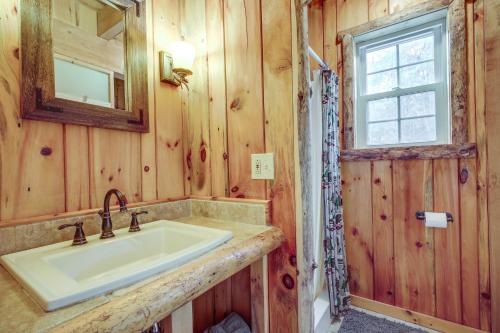 Ένα μπάνιο στο Rustic Retreat Walk to Great Sacandaga Lake!